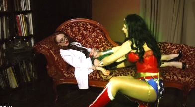 Anastasia Pierce & Kendra James – Wonder Woman VS Poison Ivy – Helpless and Drained of Life (Part 1)