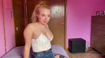 Onlyvictoria – Lily Takes Care of Her Customer